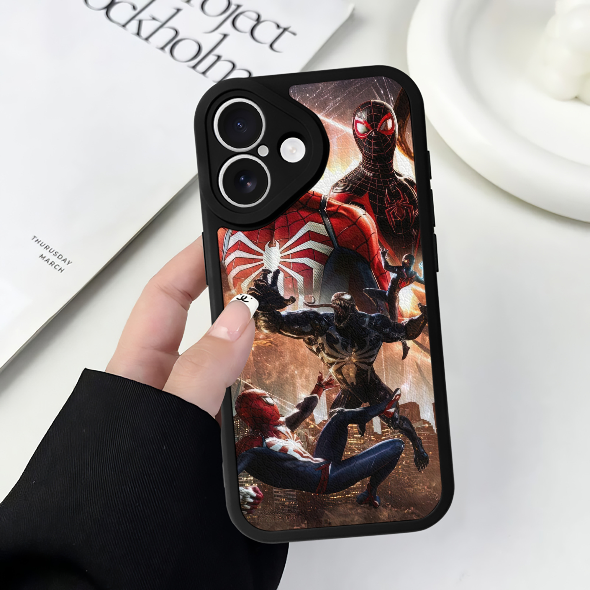 （画像用） Spider Man スパイダーマン 【iPhone 16シリーズ対応】シリコンスマホケース（レザー調） 材質：シリコン
